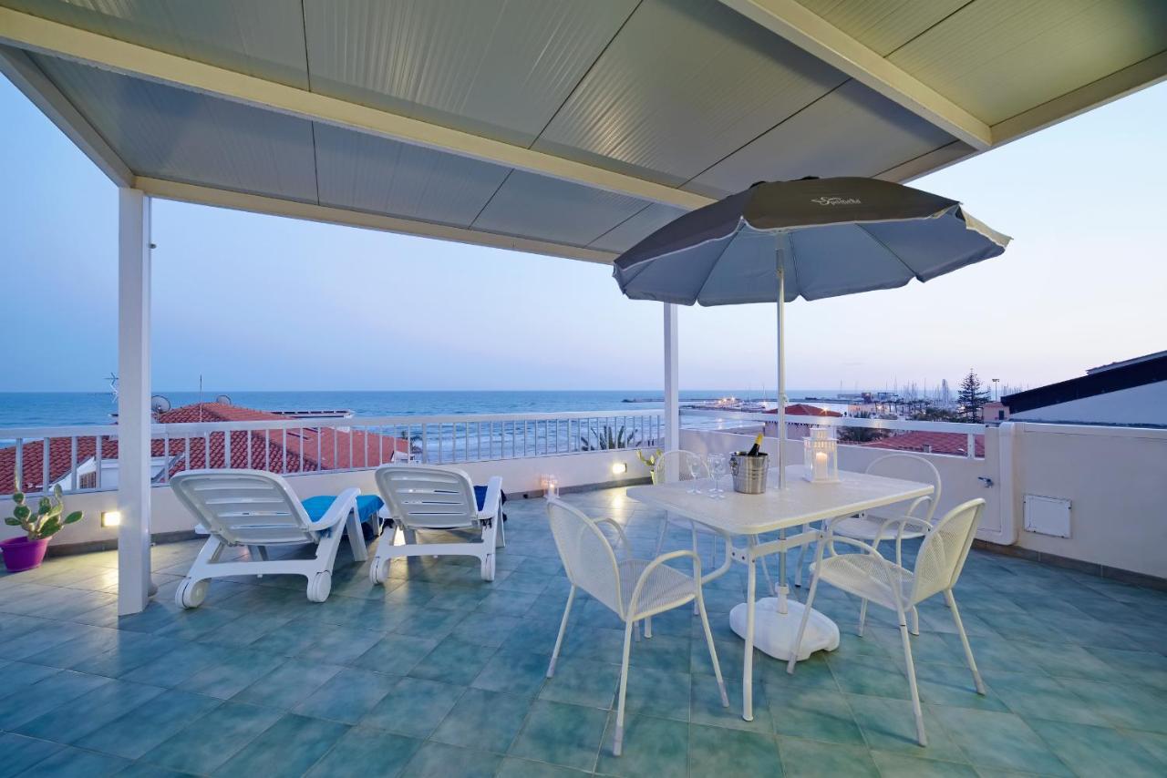 Archimede, Appartamento Con Vista In Centro A Marina Di Ragusa Eksteriør billede